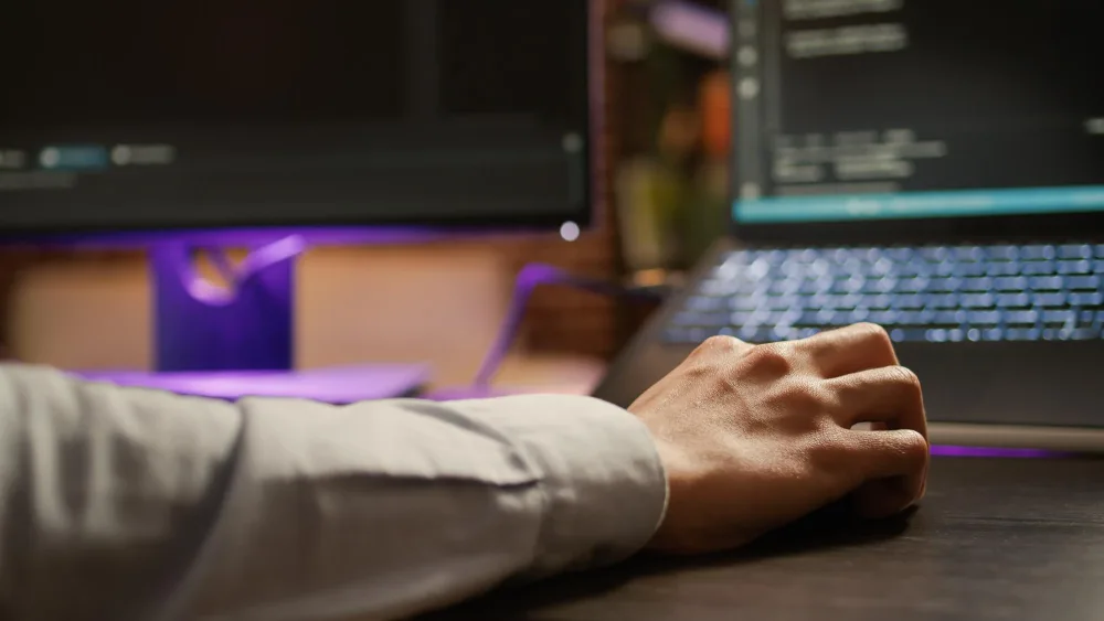 PHP vývojář optimalizující rychlost webové aplikace na notebooku