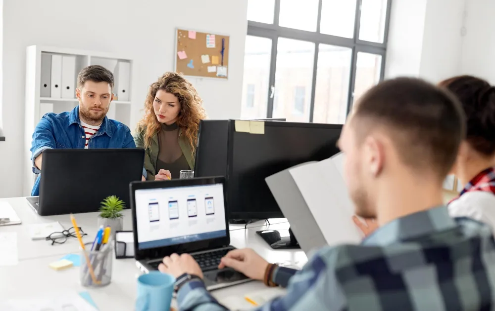 Marketingový tým testující webové aplikace na míru 