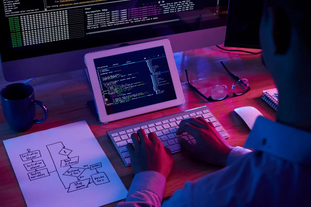 Programátor pracující v jazyce Java ilustrace univerzálního programovacího jazyka