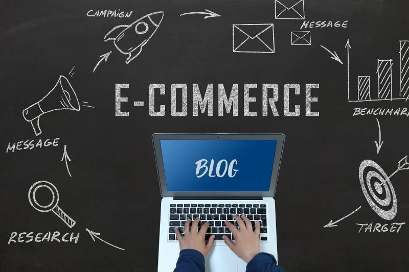 Notebook s nápisem blog a ikonami v pozadí. význam blogu pro e-shop