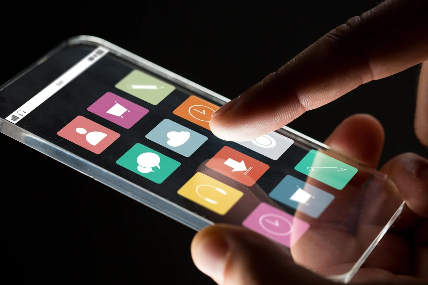 Vývojář testující funkčnost nových mobilních aplikací