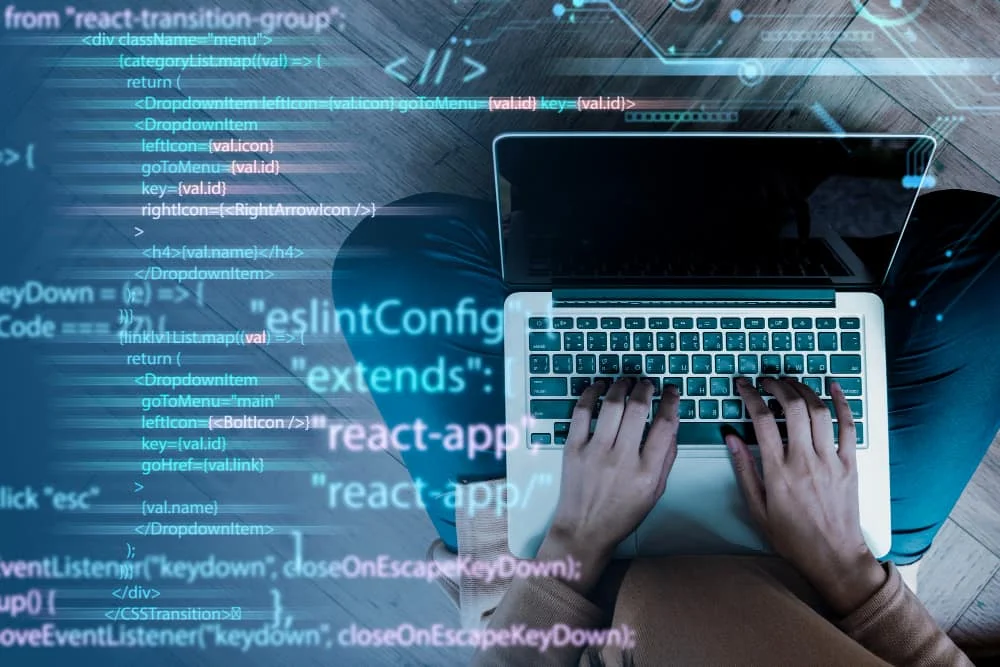 Monitor zobrazující zdrojový kód ilustruje vývoj softwaru a práci s programovacím frameworkem.
