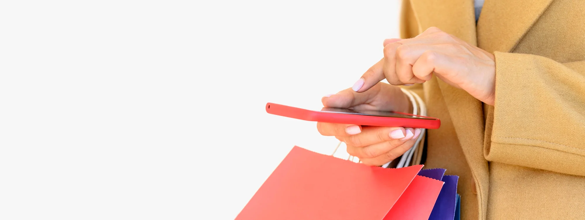žena s mobilem a nákupními taškami symbolizující úspěšný online nákup a propagaci nového e-shopu.