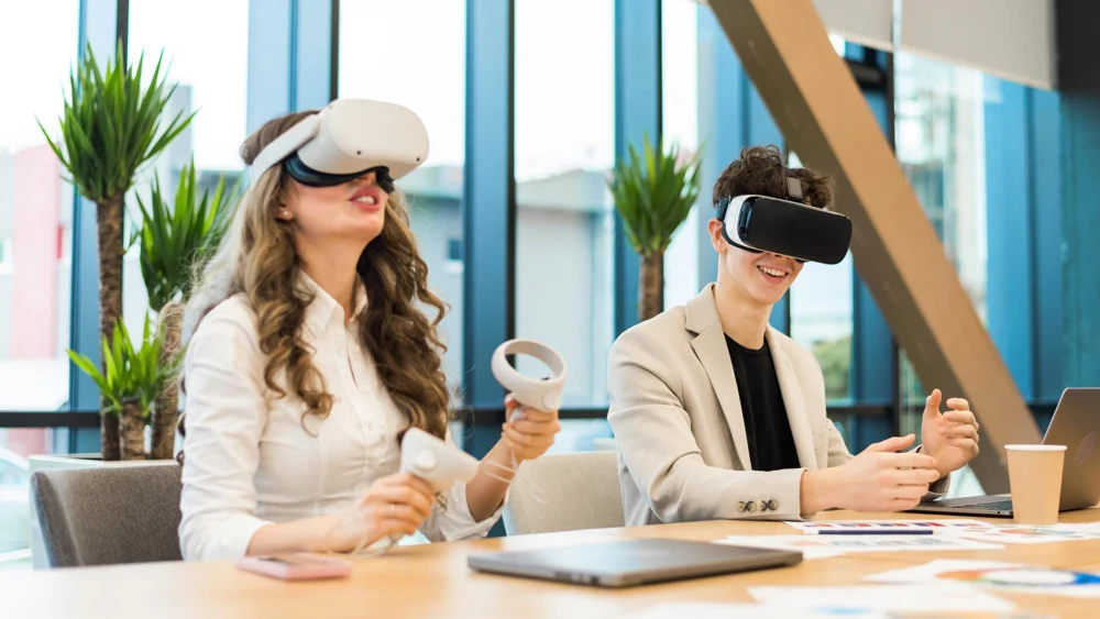  Osoby používající virtuální realitu symbolizující budoucnost interakce a byznysu