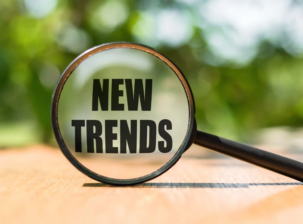 Obrázek lupy se slovem new trends představující trendy webového vývoje pro rok 2024