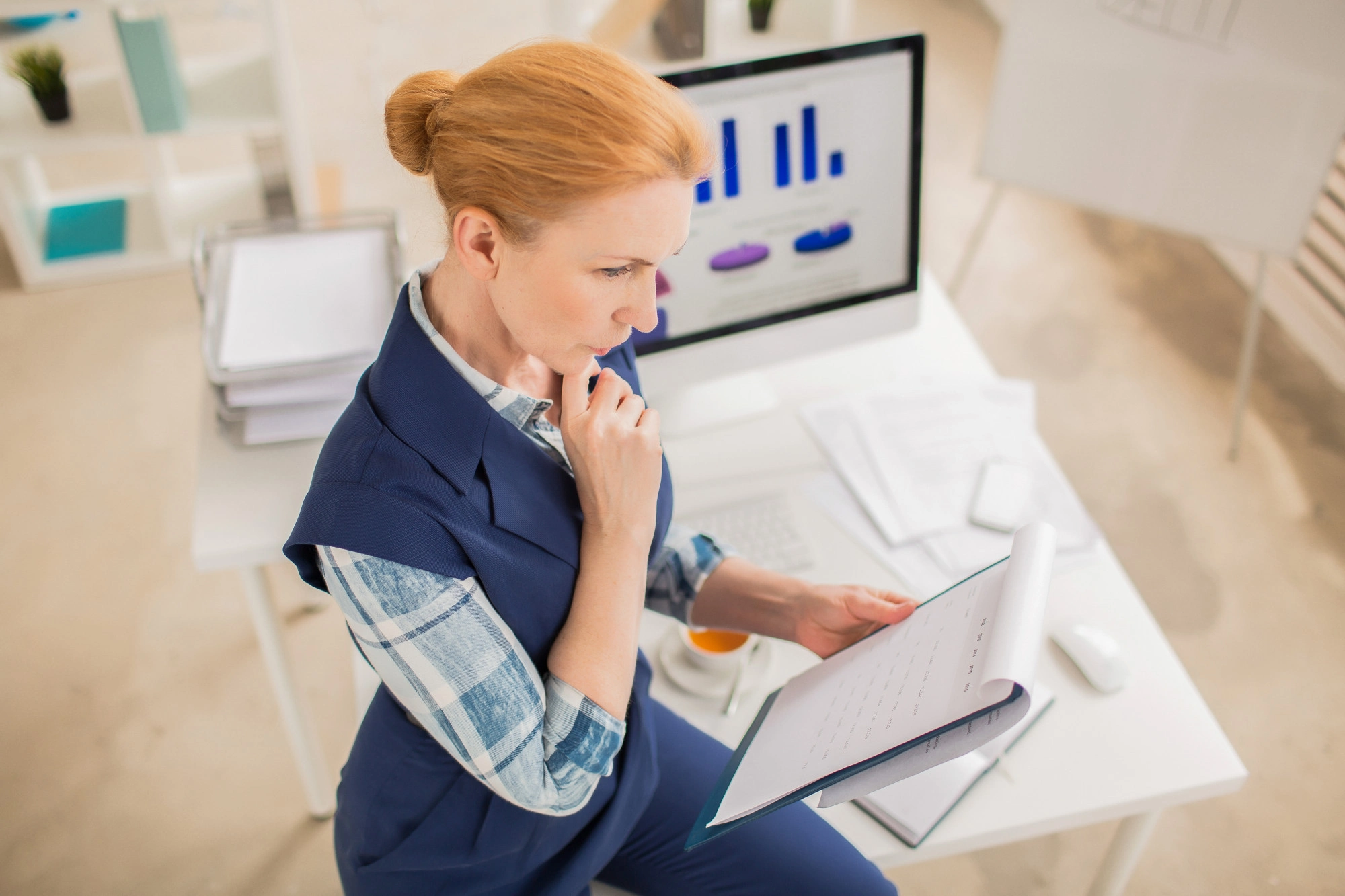 PPC specialistka využívající AI v marketingu pro snížení nákladů