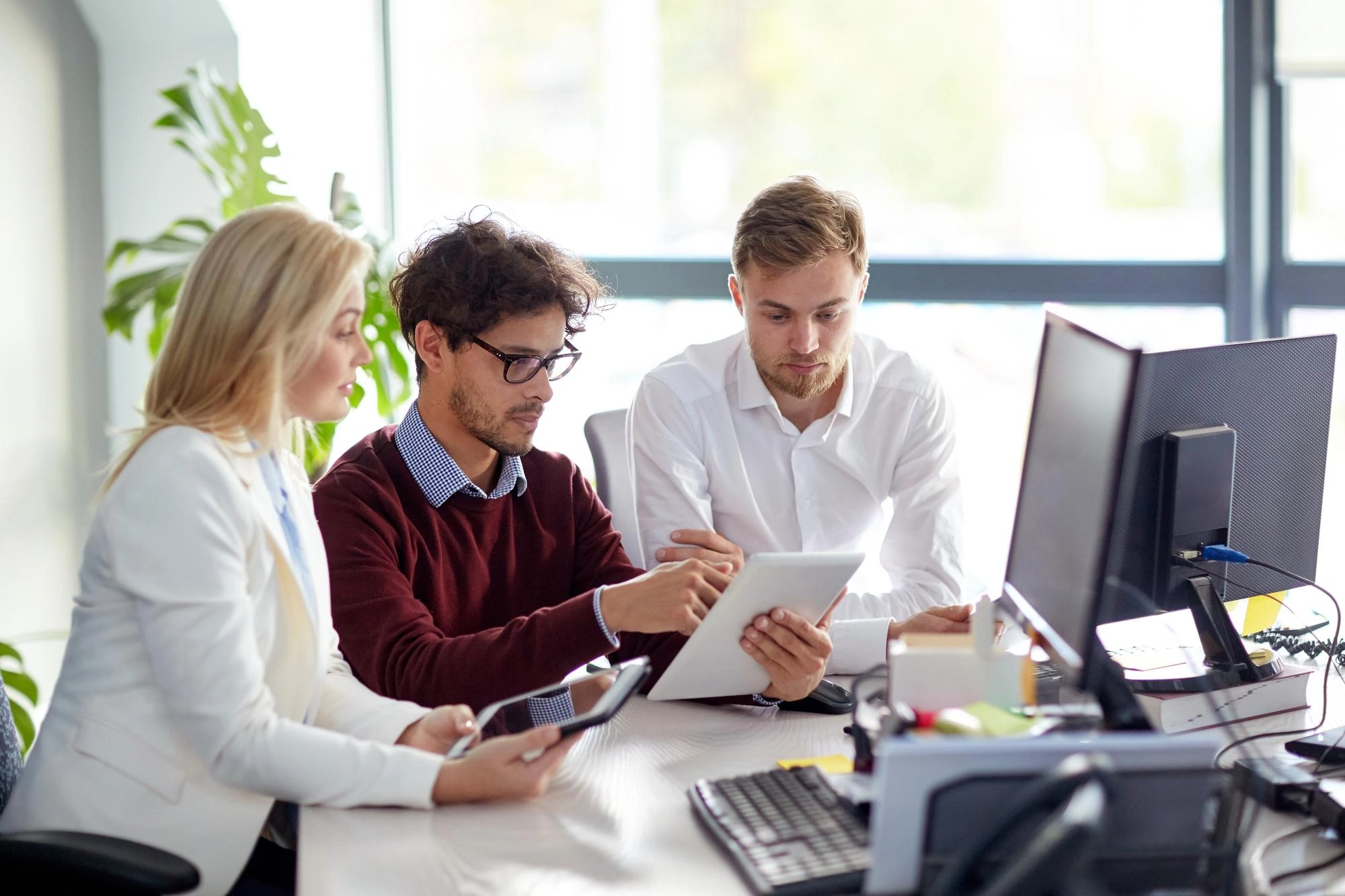 Marketingov&yacute; t&yacute;m diskutuj&iacute;c&iacute; v kancel&aacute;ři nov&yacute; CRM syst&eacute;m a jeho funkce