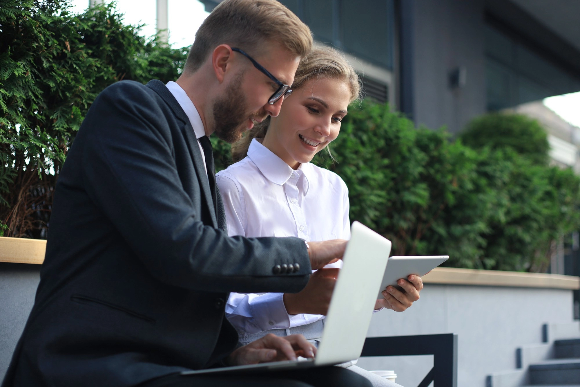 Marketingoví specialisté využívající AI pro podnikatele pro automatizaci CRM systému