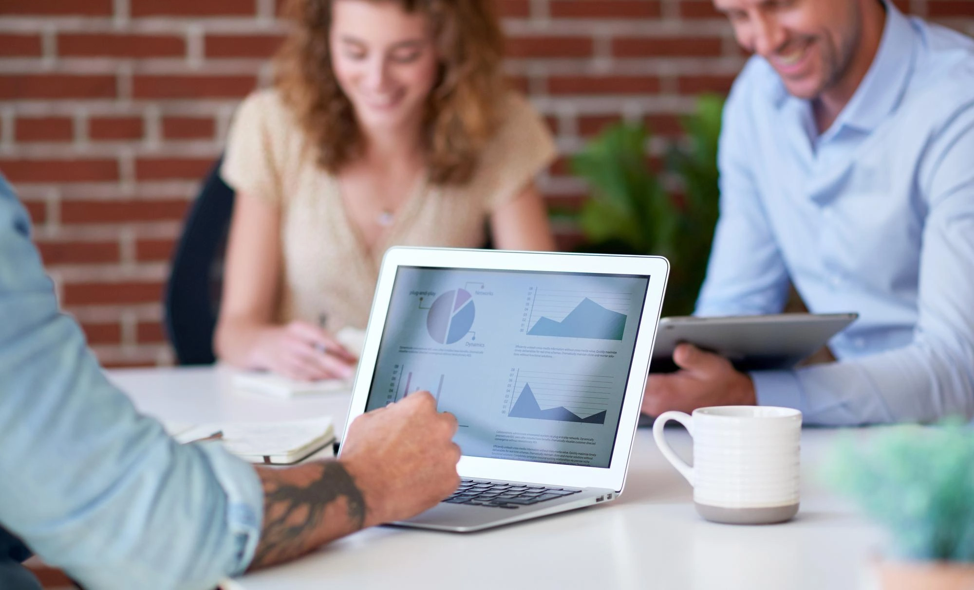 Marketingový tým sledující data webové aplikace po zapojení AI