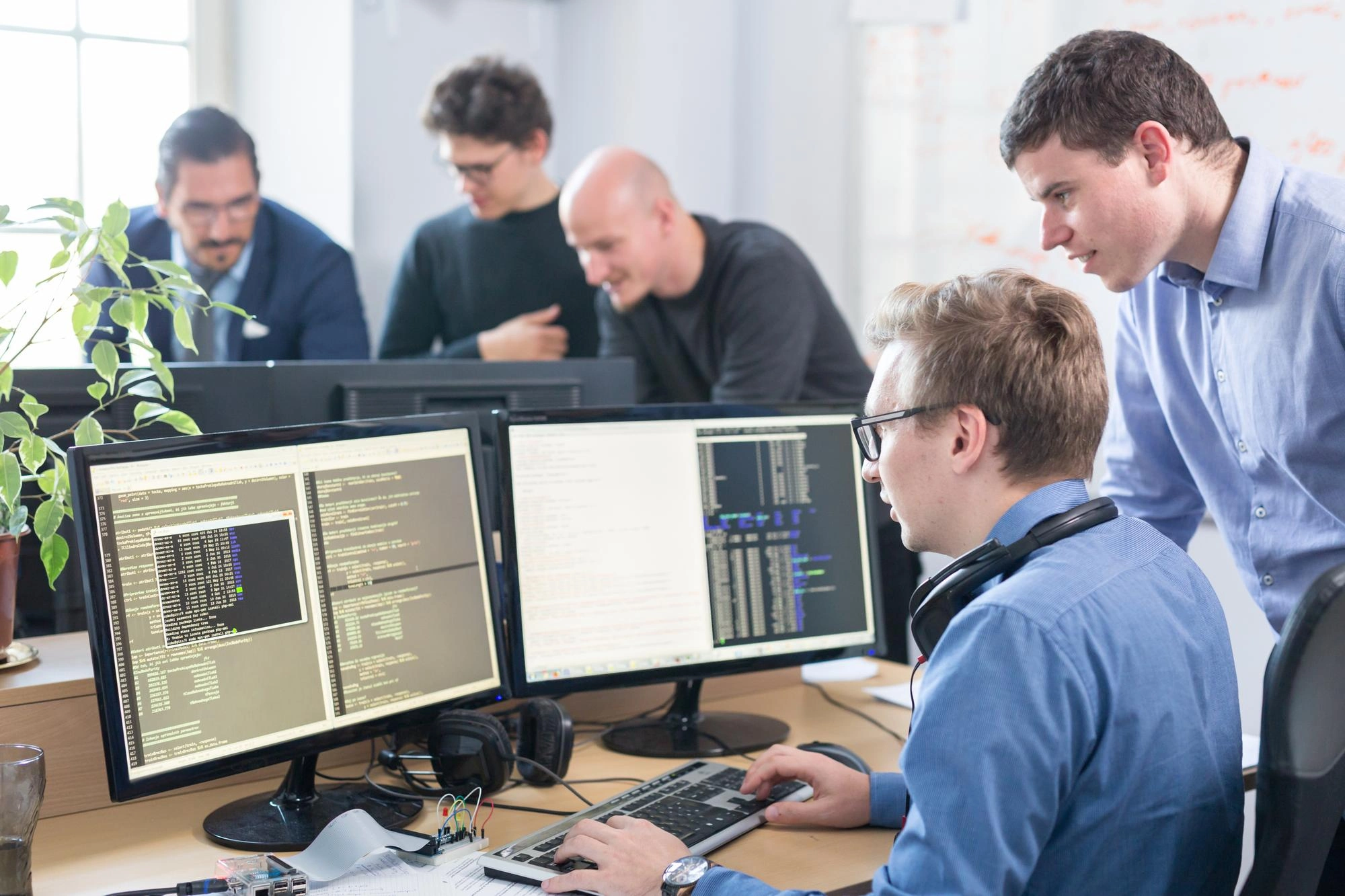 Vývojový tým pracující v kanceláři na no-code a low-code aplikacích