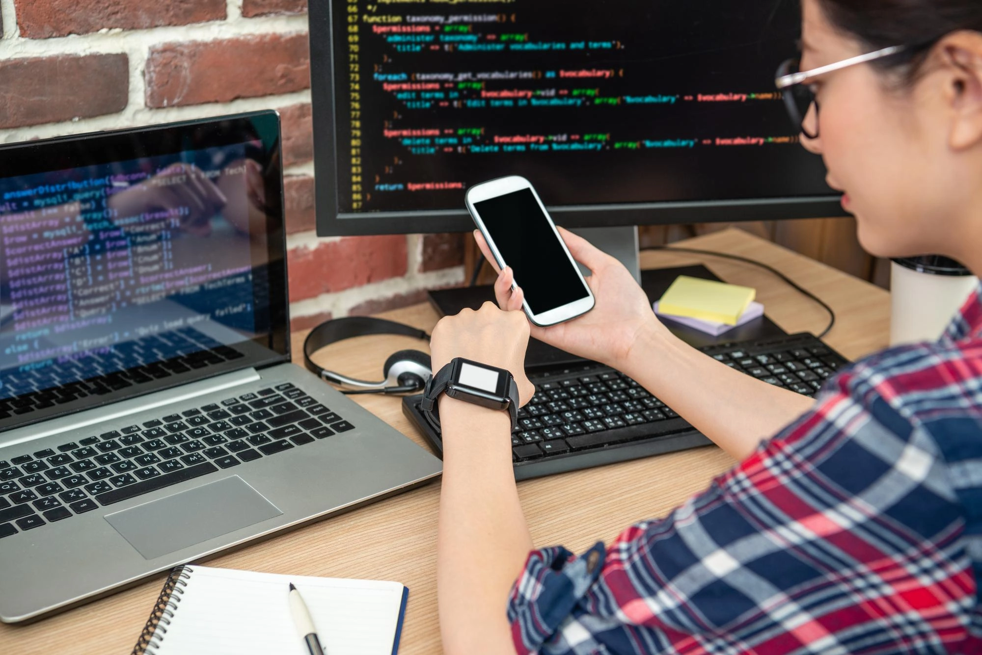 Programátorka mobilních aplikací testující v kanceláři novou mobilní aplikaci pro Android