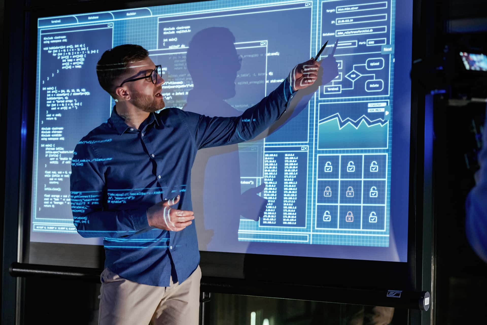 Specialista na AI automatizace prezentuje promítaná data pro vedení firmy