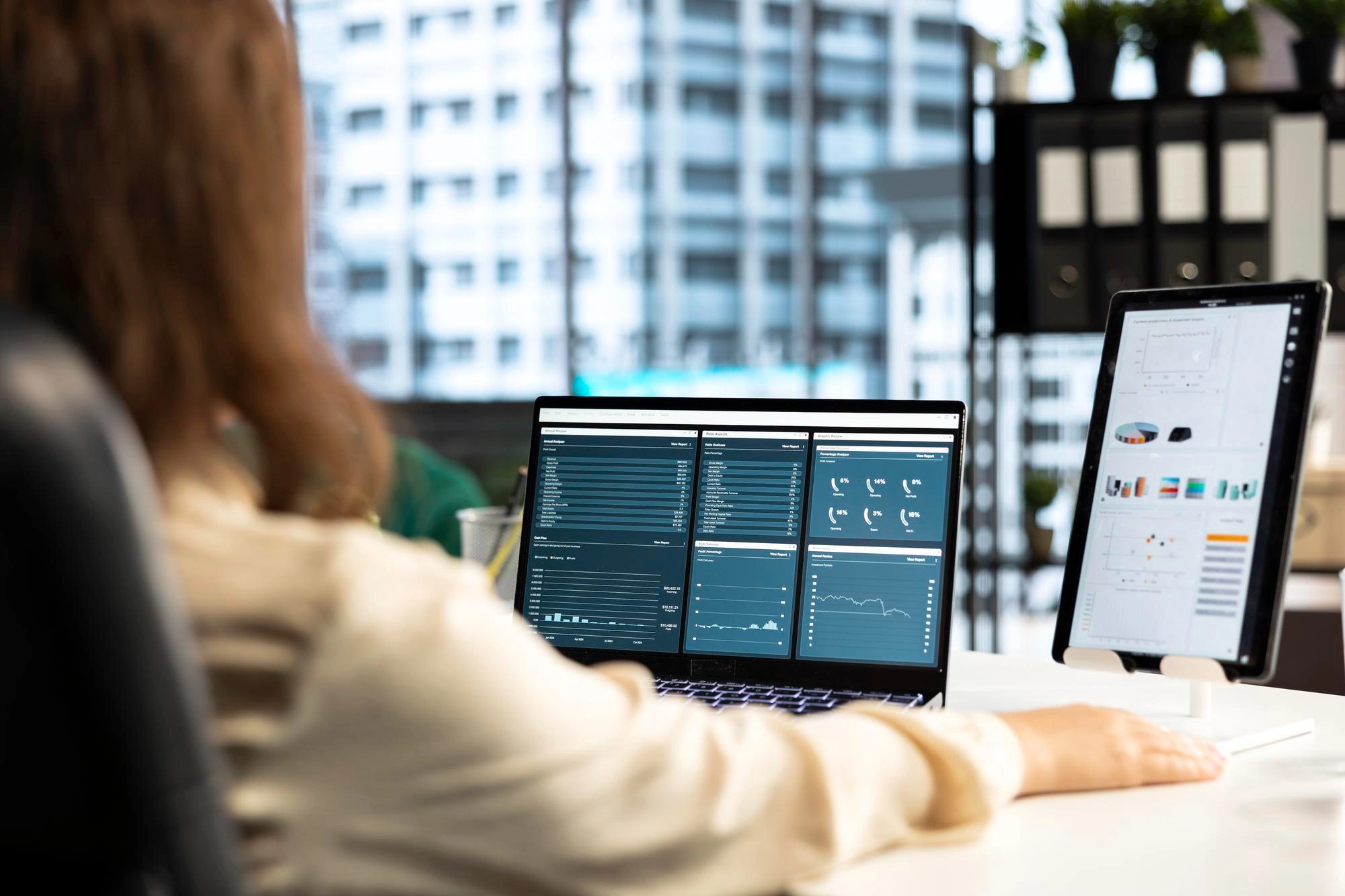 IT specialistka využívající cloud v korporátním prostředí