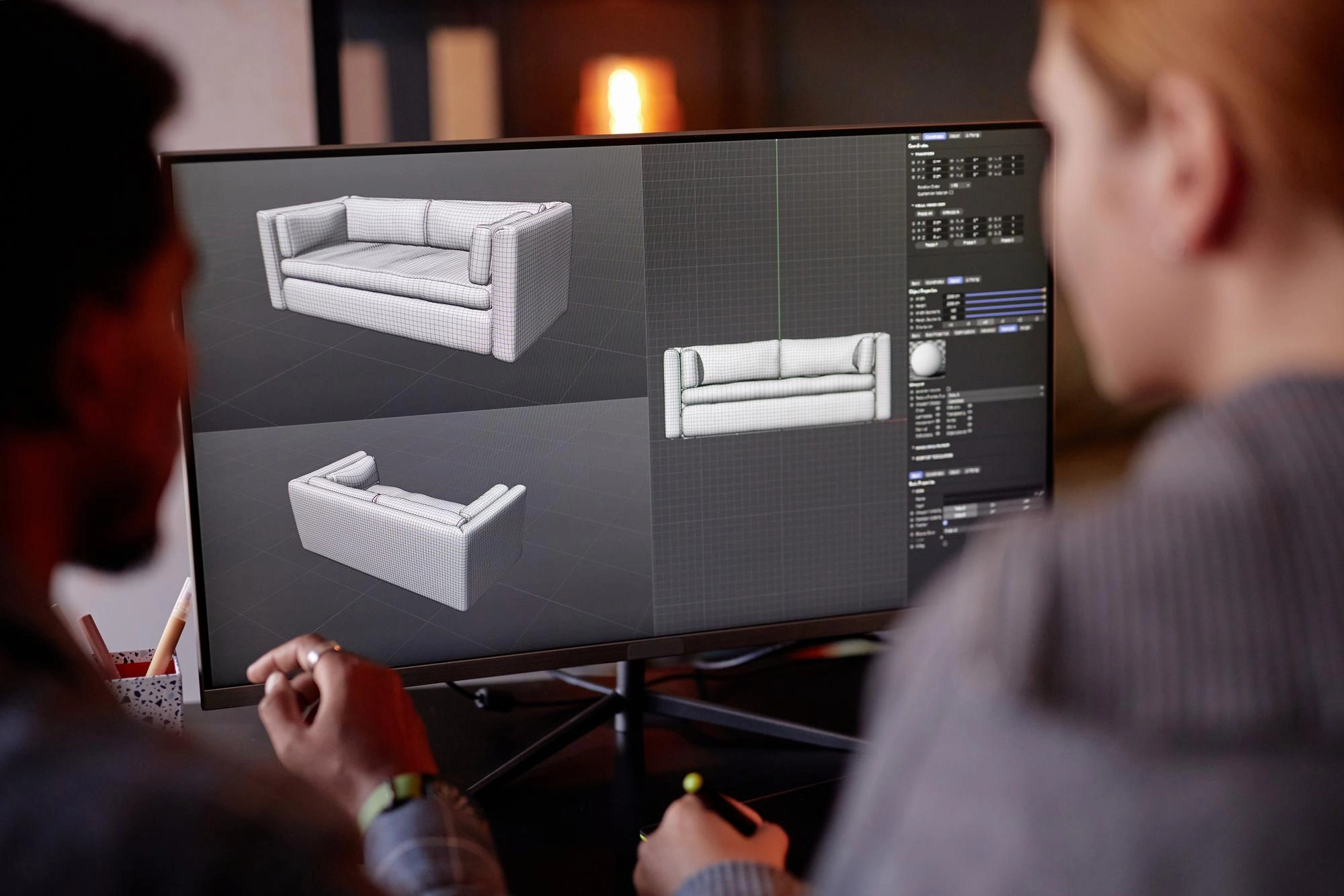Správci e-shopu testující na monitoru 3D konfigurátor nábytku ve svém e-shopu
