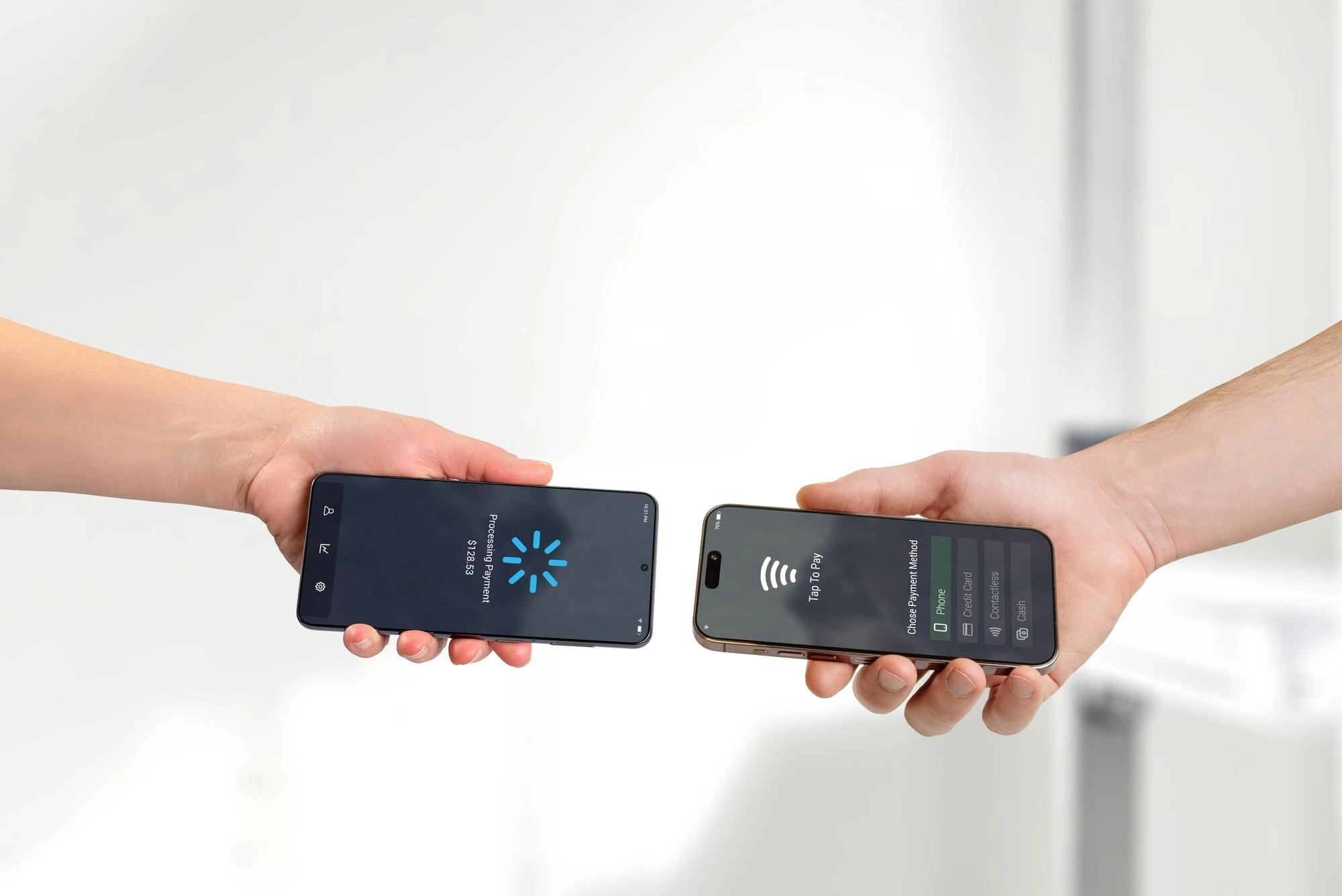 Dva chytré telefony při načítání platby v rámci testování nové mobilní aplikace na míru