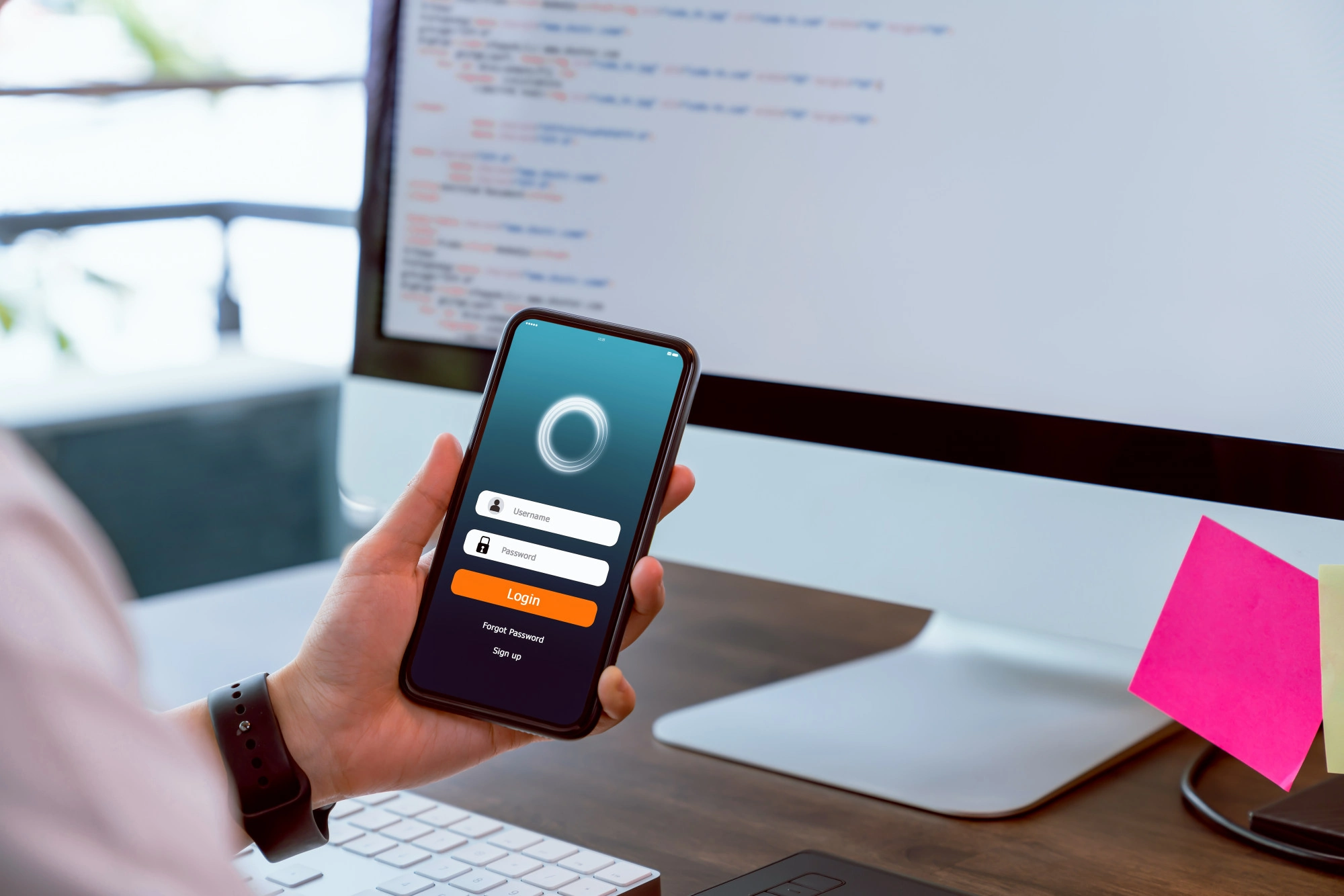 Vývojář testující mobilní aplikaci na míru na operačním systému Android
