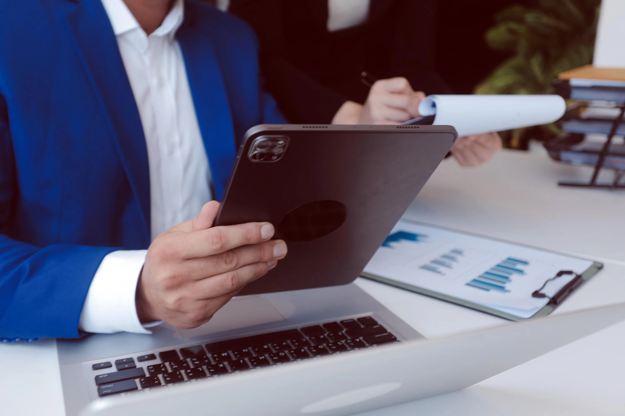 Marketingový manažer využívající webové aplikace s AI funkcemi na tabletu