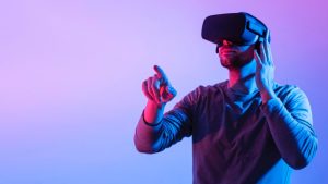 Muž pracující s virtuální realitou