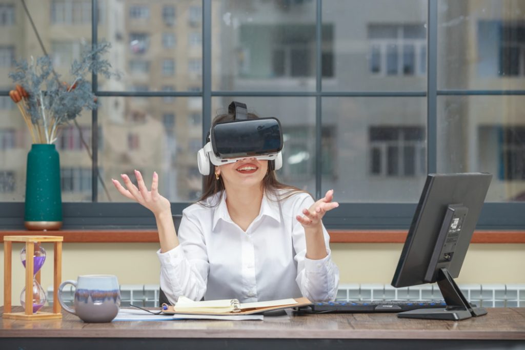 Mladá žena využívající virtuální realitu k práci