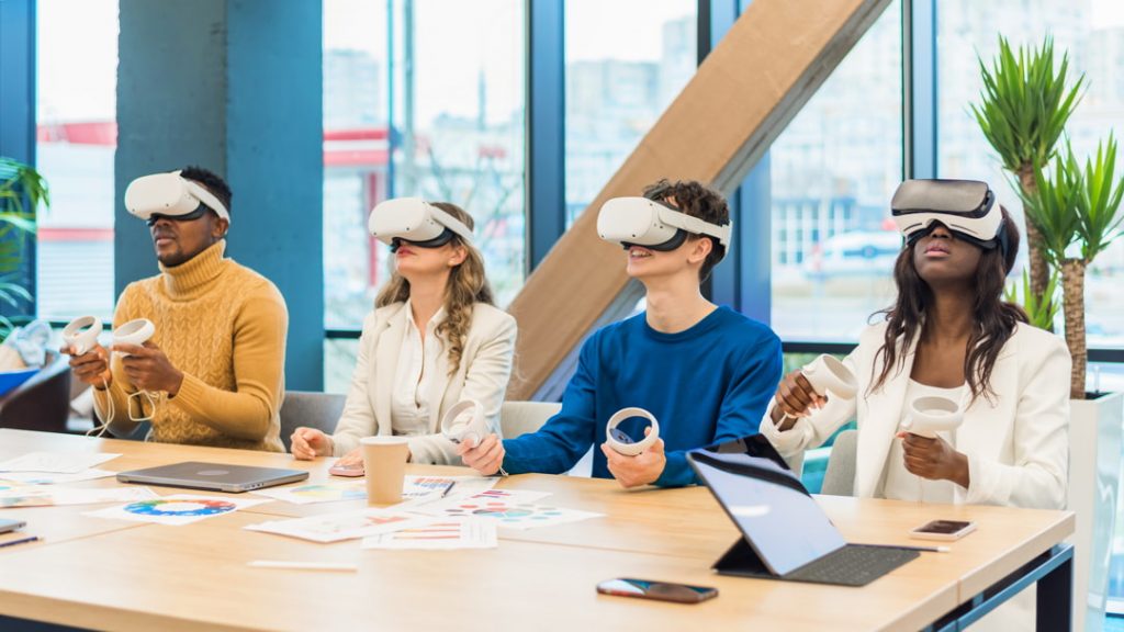 Kolegové užívající si virtuální realitu v práci