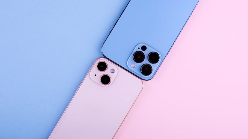 IPhone 13 Pro a iPhone 13 v růžové a modré barvě