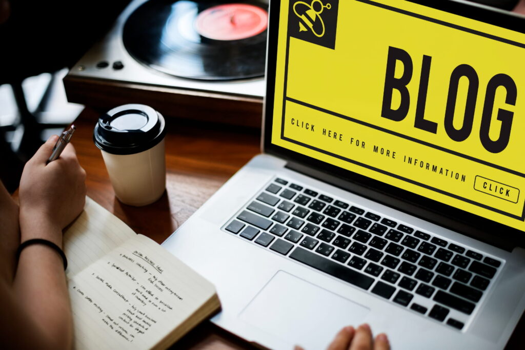 Copywriter kontrolující linkbuilding v blogovém článku